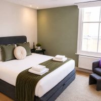 The Commodore Suite| Sleeps 6| 2 Bathrooms| WiFi